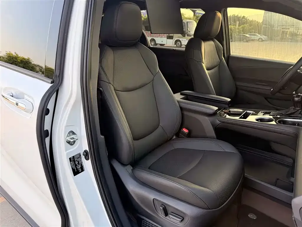 Toyota Sienna 2023 из CN, фото 2