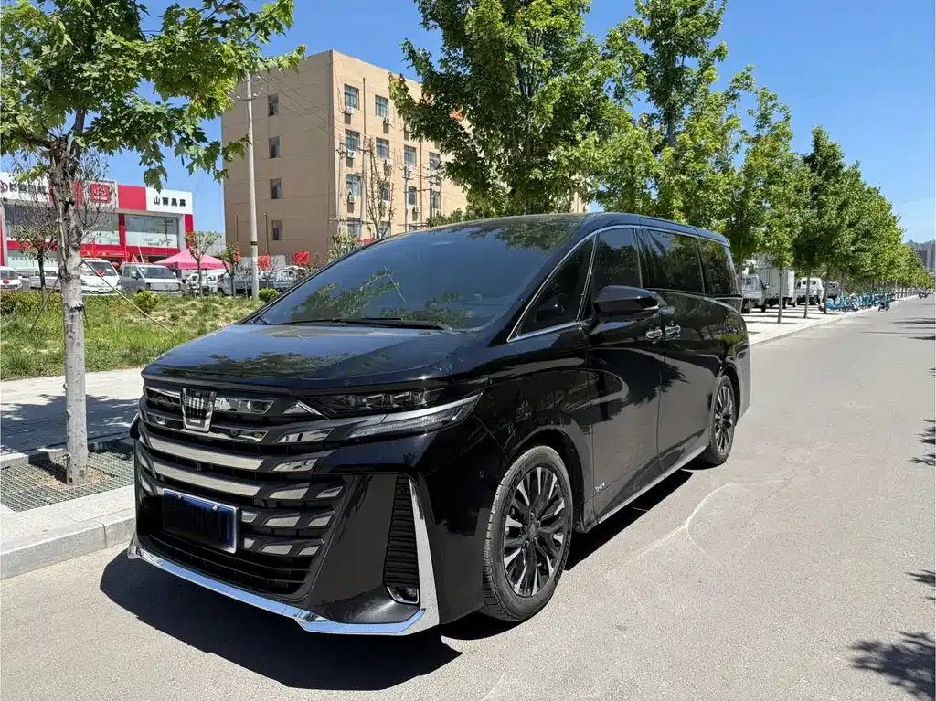 Toyota Vellfire — фото 1