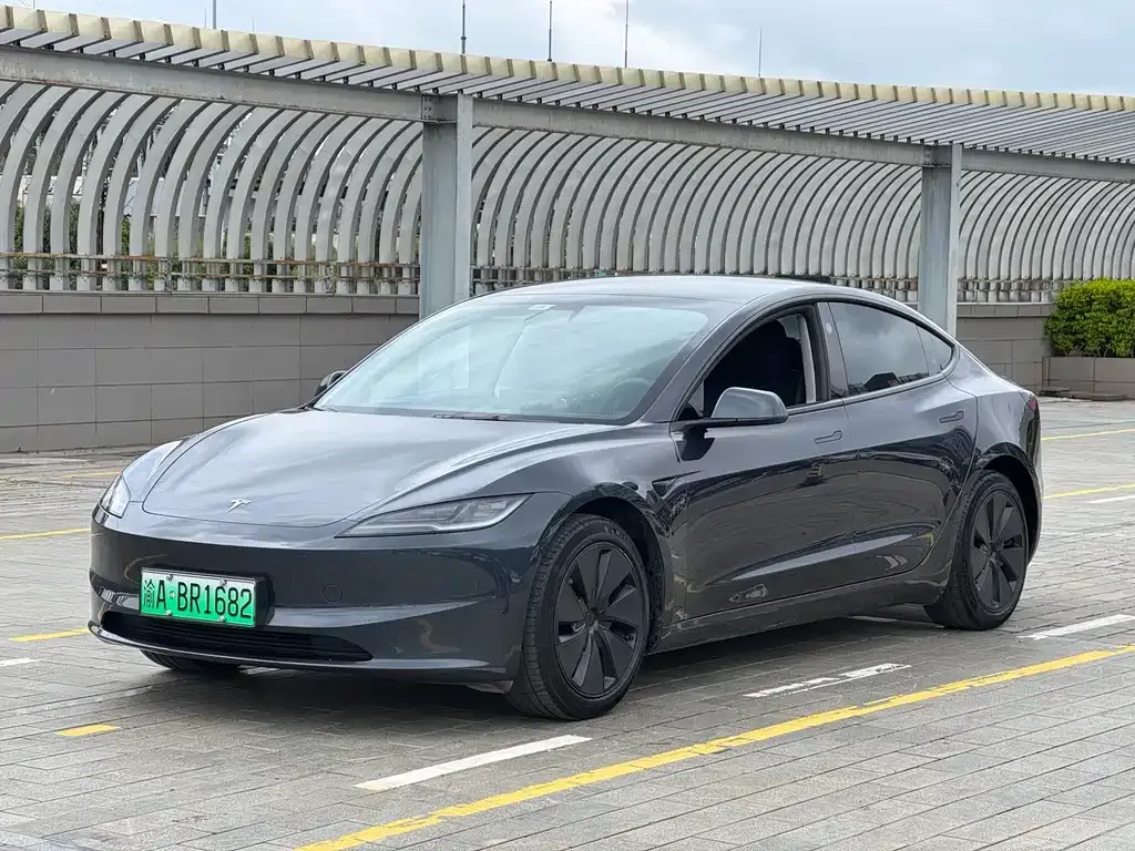 Tesla Model 3 — фото 1