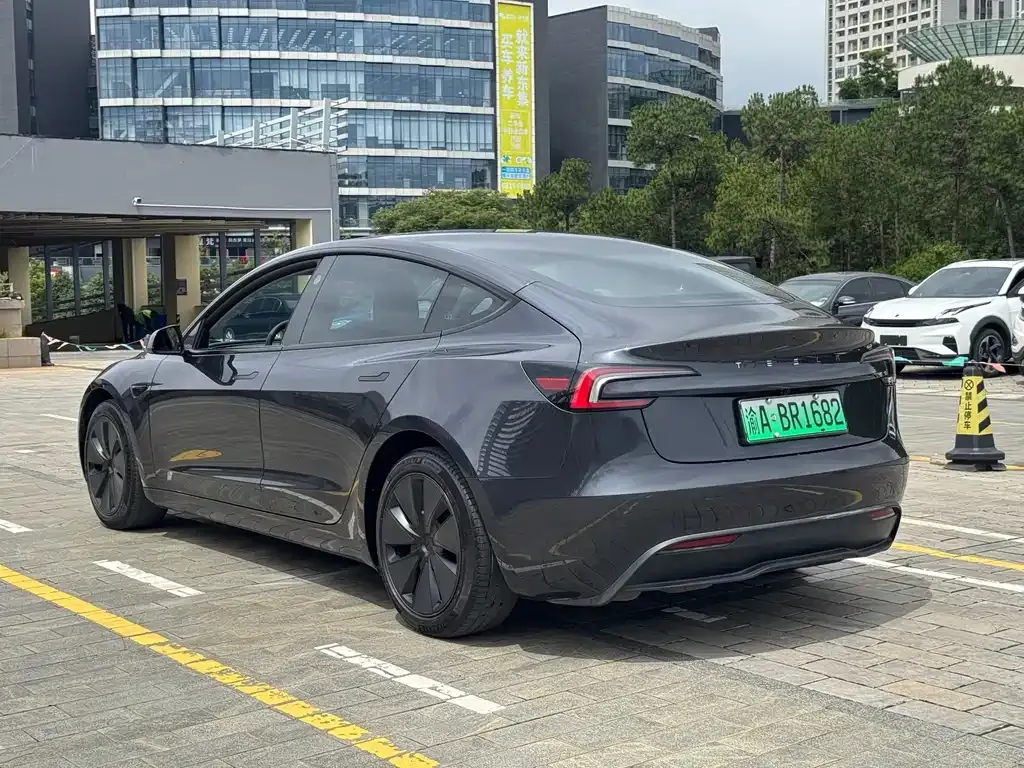 Tesla Model 3 — фото 9