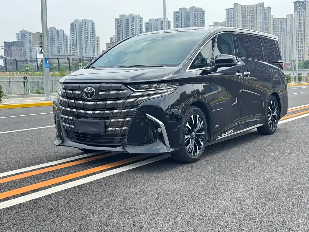 Toyota Alphard — фото 1