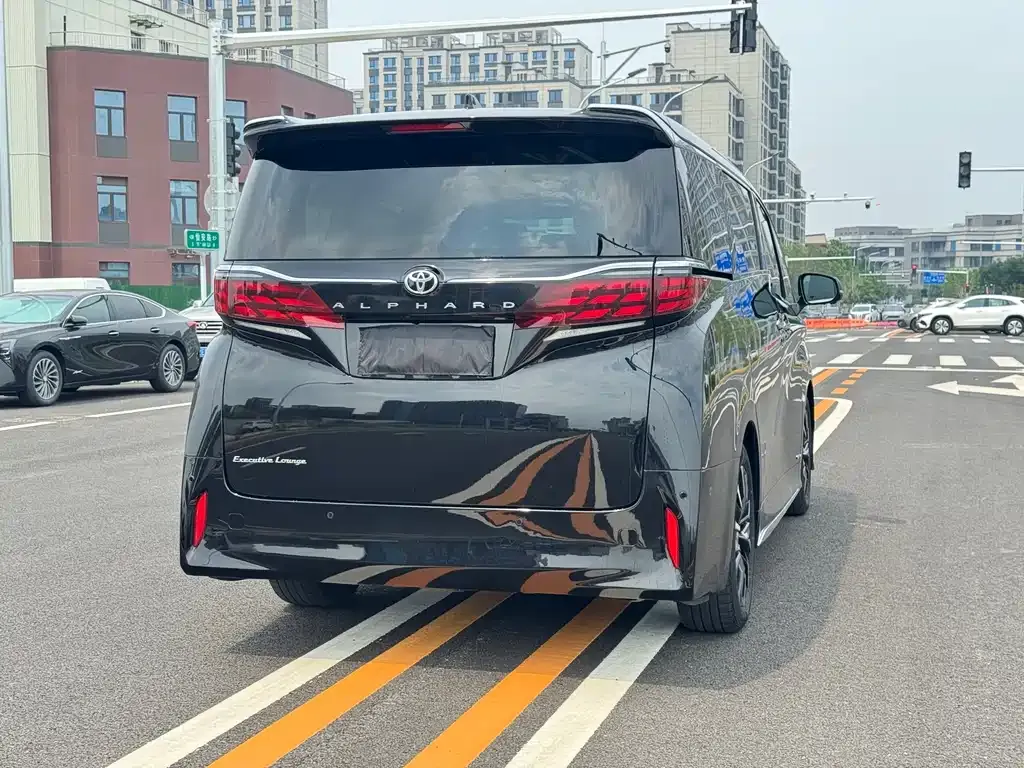 Toyota Alphard — фото 8