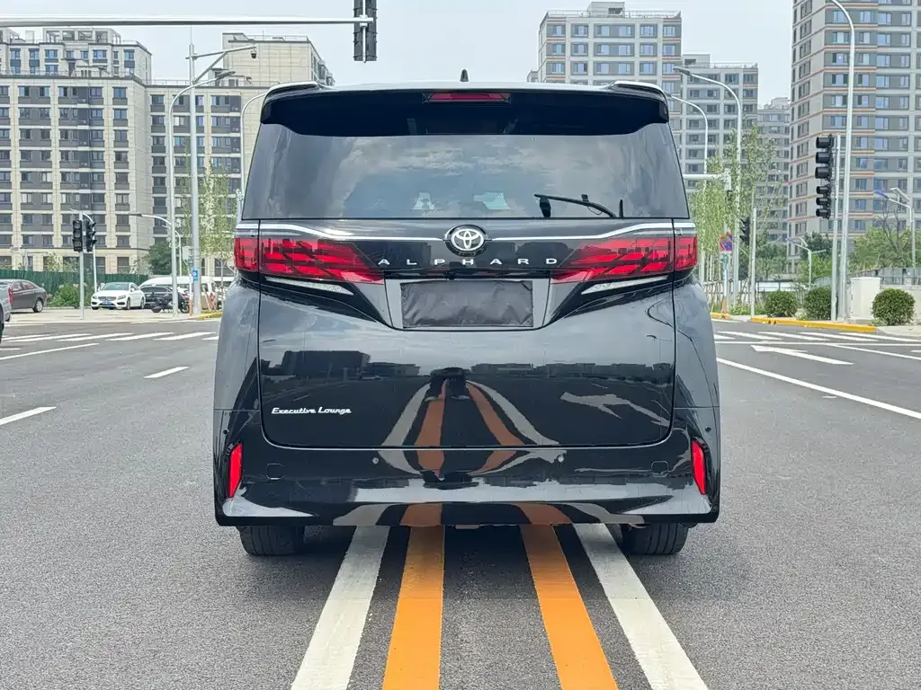 Toyota Alphard — фото 5