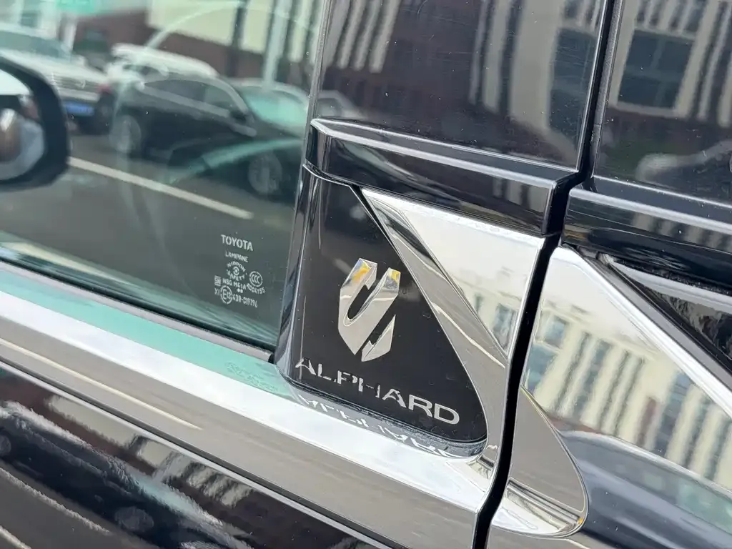 Toyota Alphard — фото 2