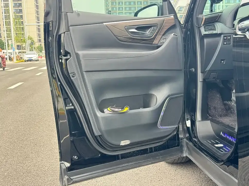 Toyota Alphard — фото 4