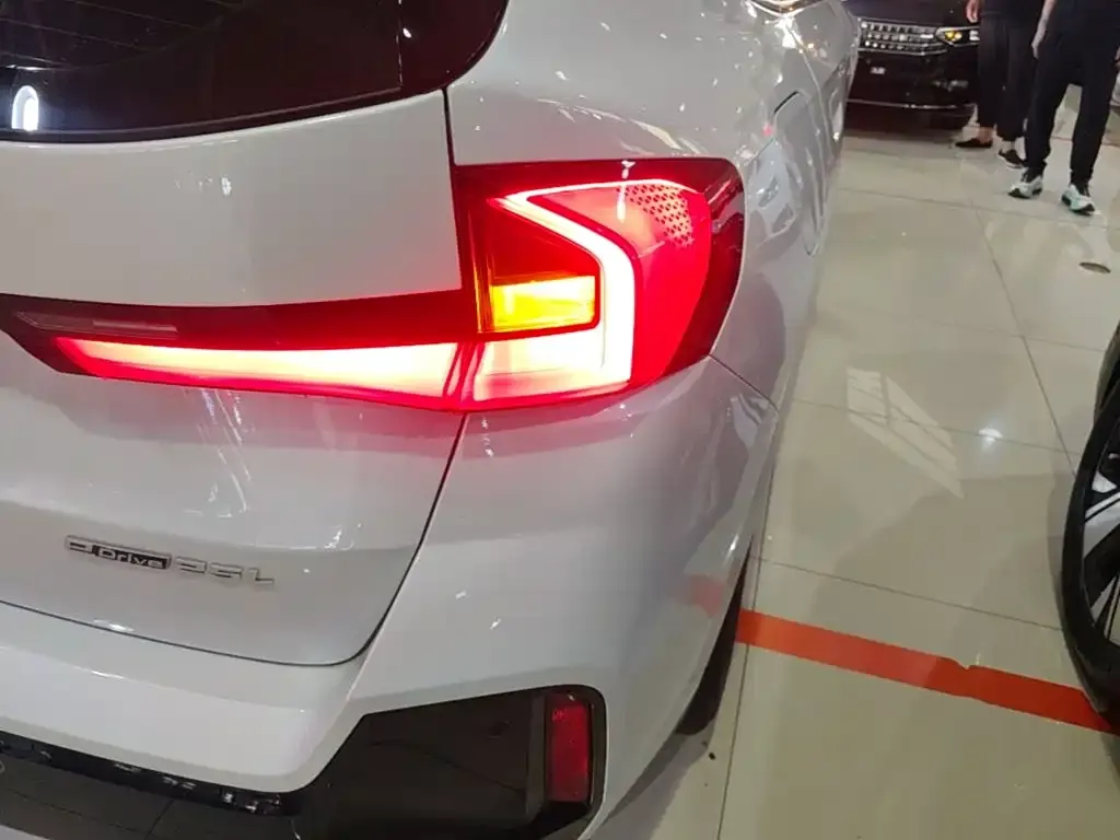 BMW iX1 2025 из CN, фото 9
