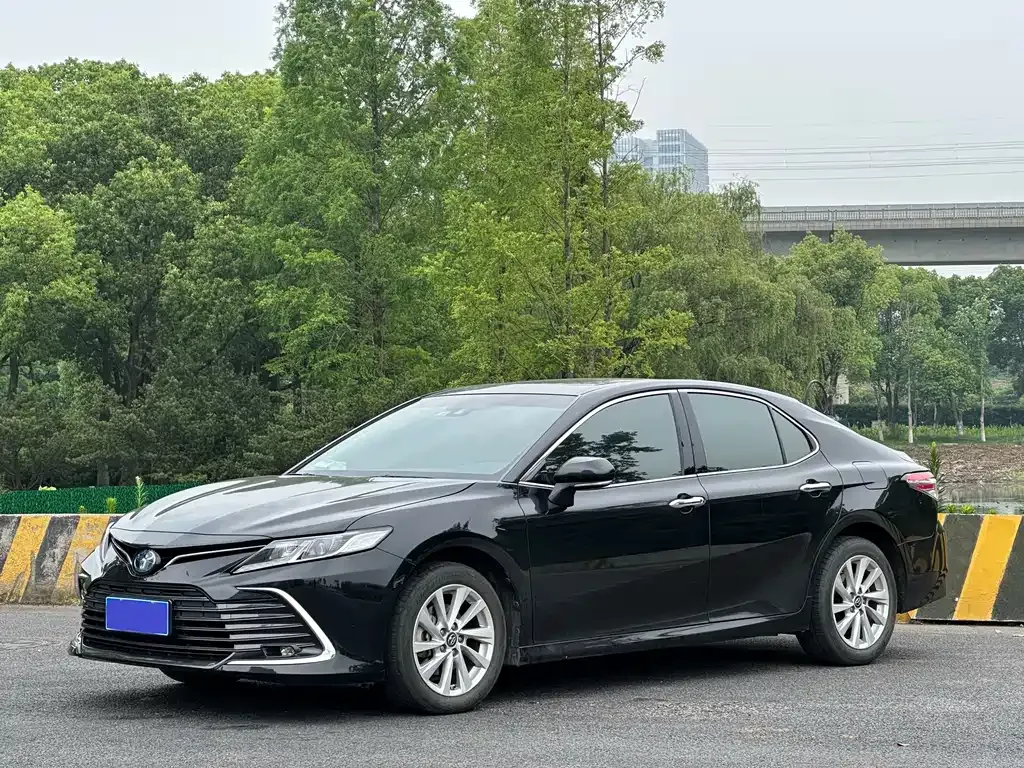 Toyota Camry — фото 1
