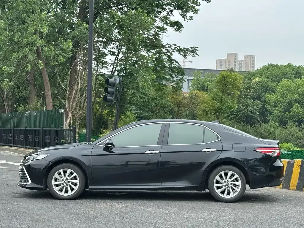 Toyota Camry — фото 9