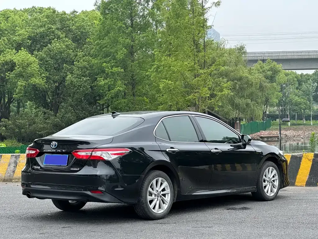 Toyota Camry — фото 7