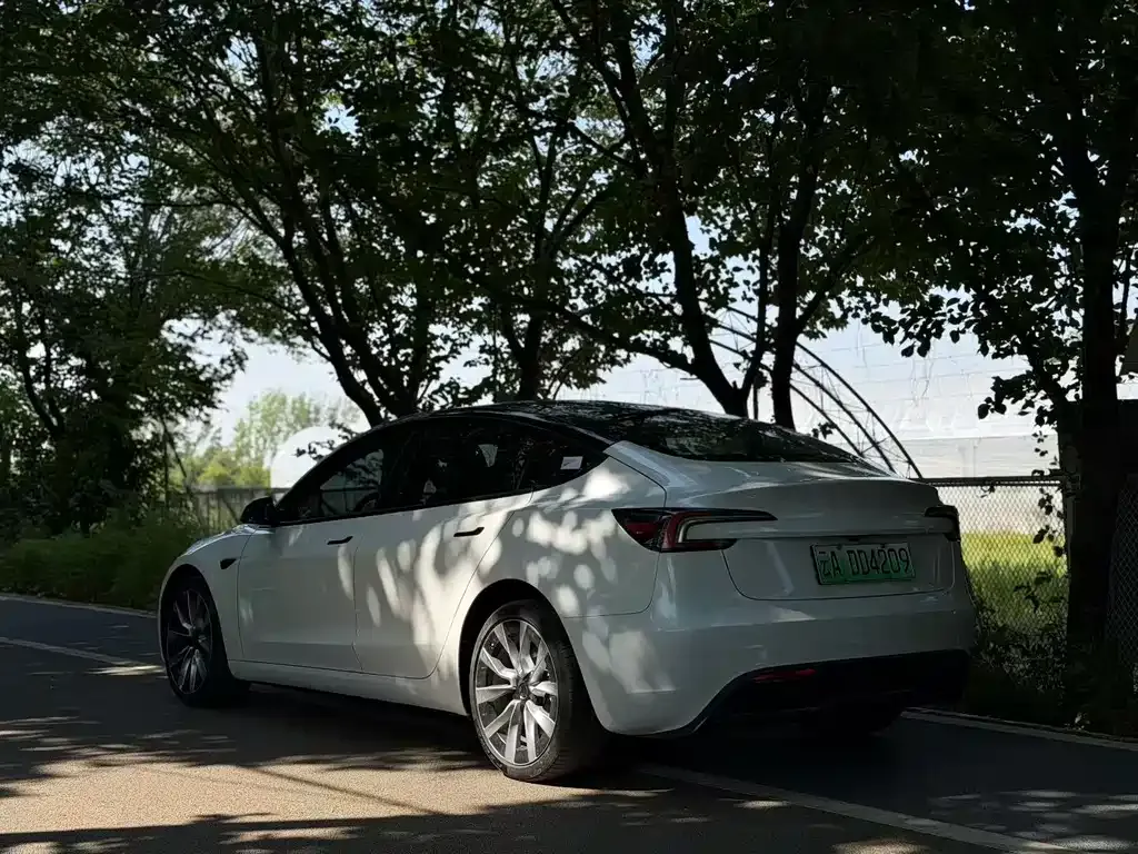 Tesla Model 3 — фото 9
