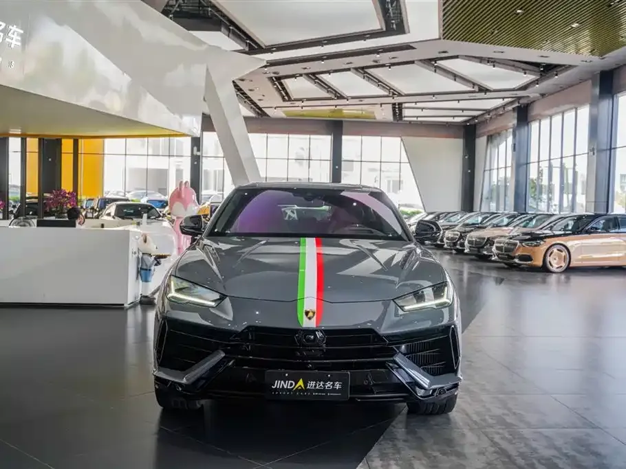 Lamborghini Urus — фото 1