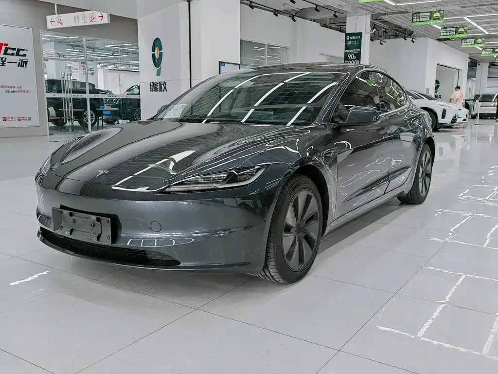 Tesla Model 3 — фото 1