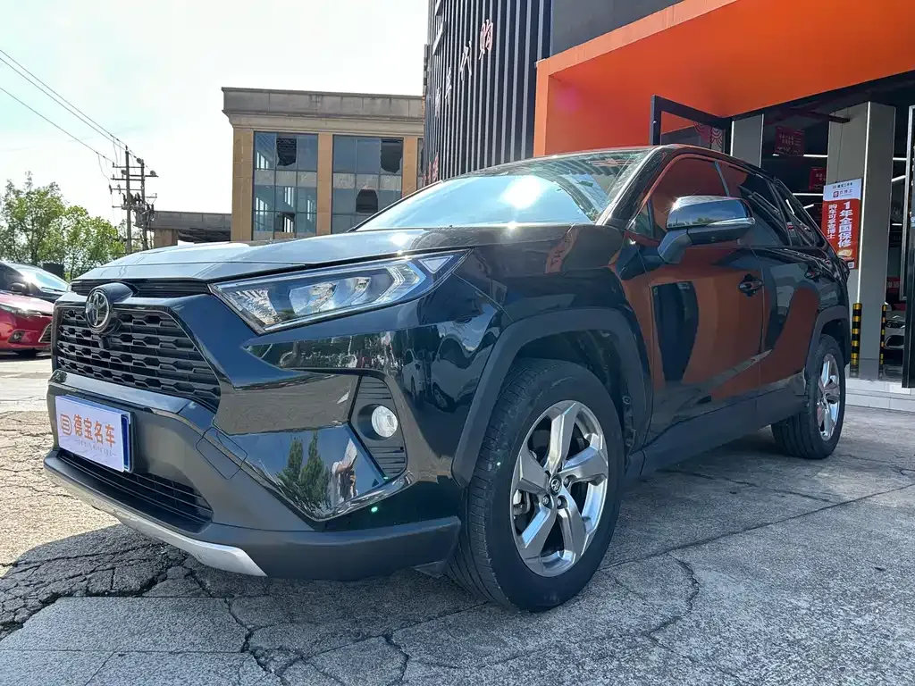 Toyota RAV4 — фото 1