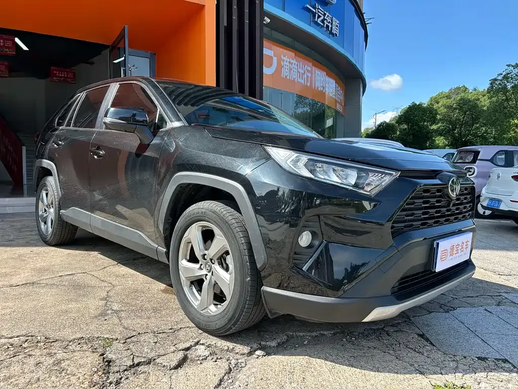 Toyota RAV4 — фото 10