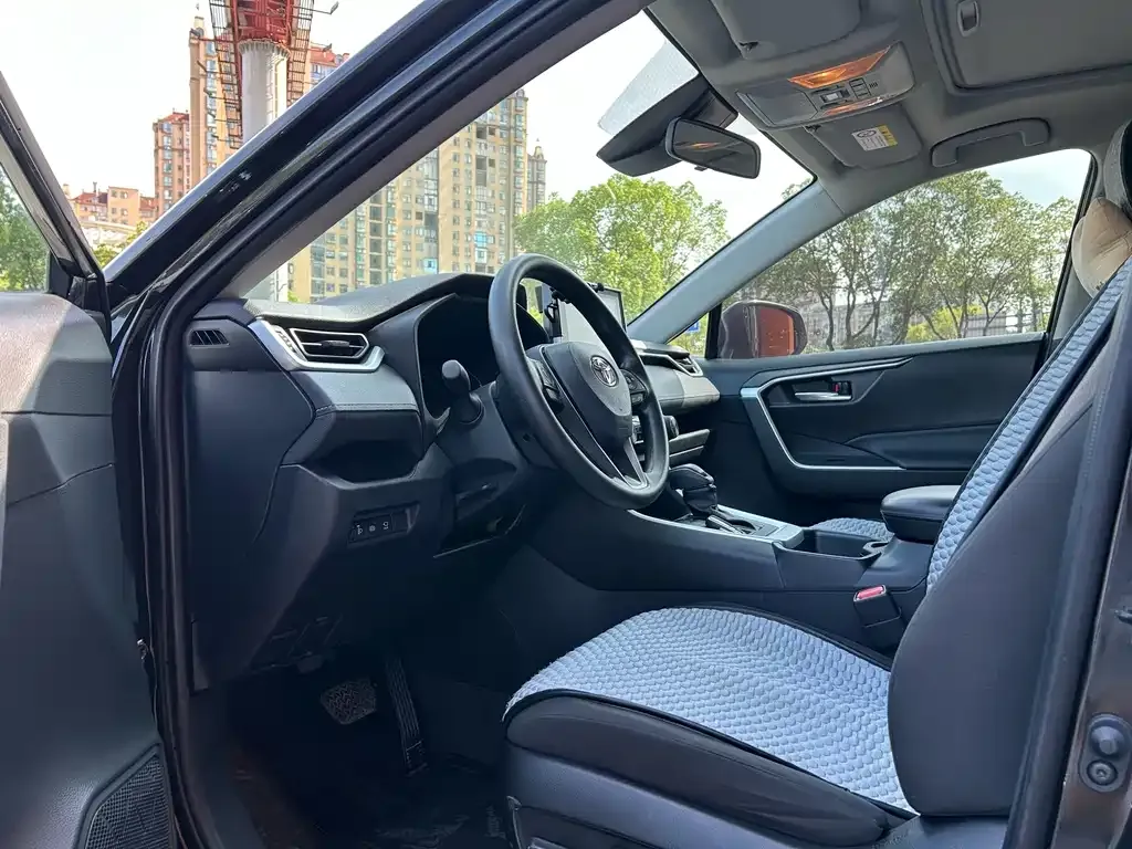 Toyota RAV4 — фото 2