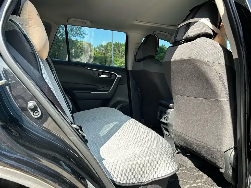 Toyota RAV4 — фото 8