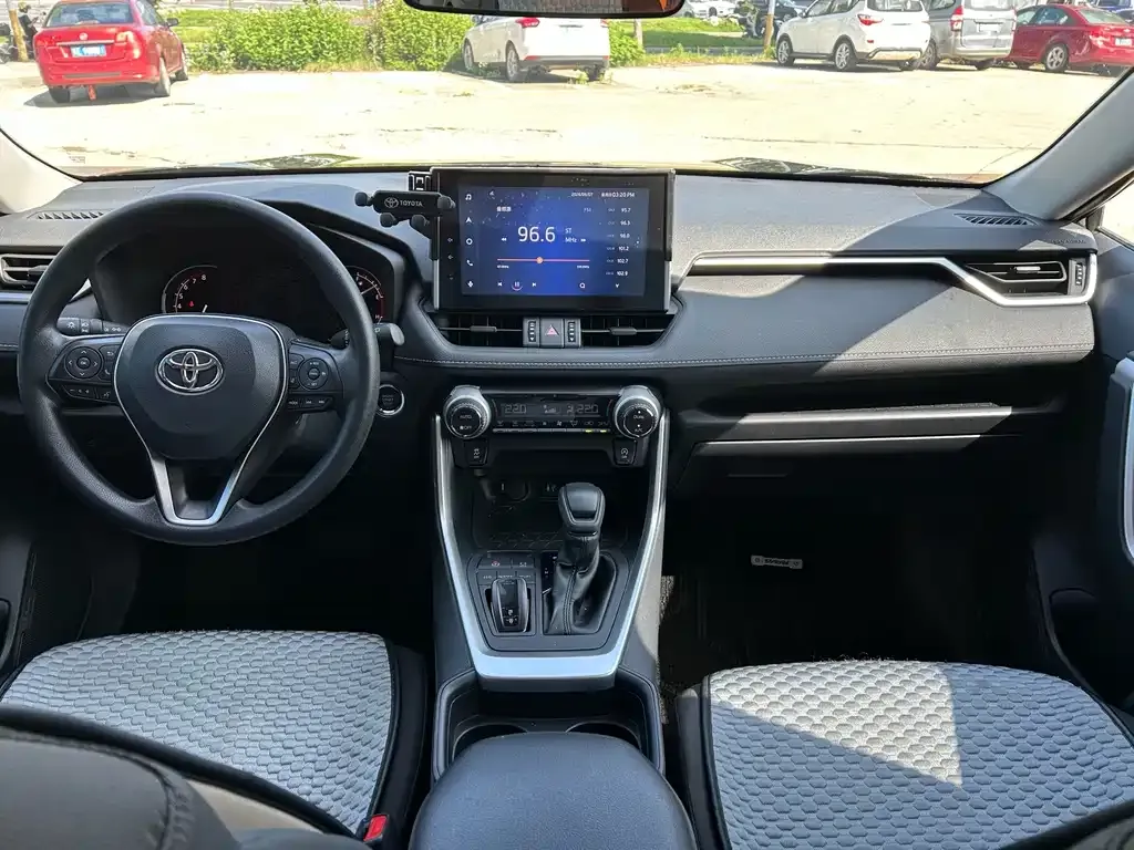 Toyota RAV4 — фото 6