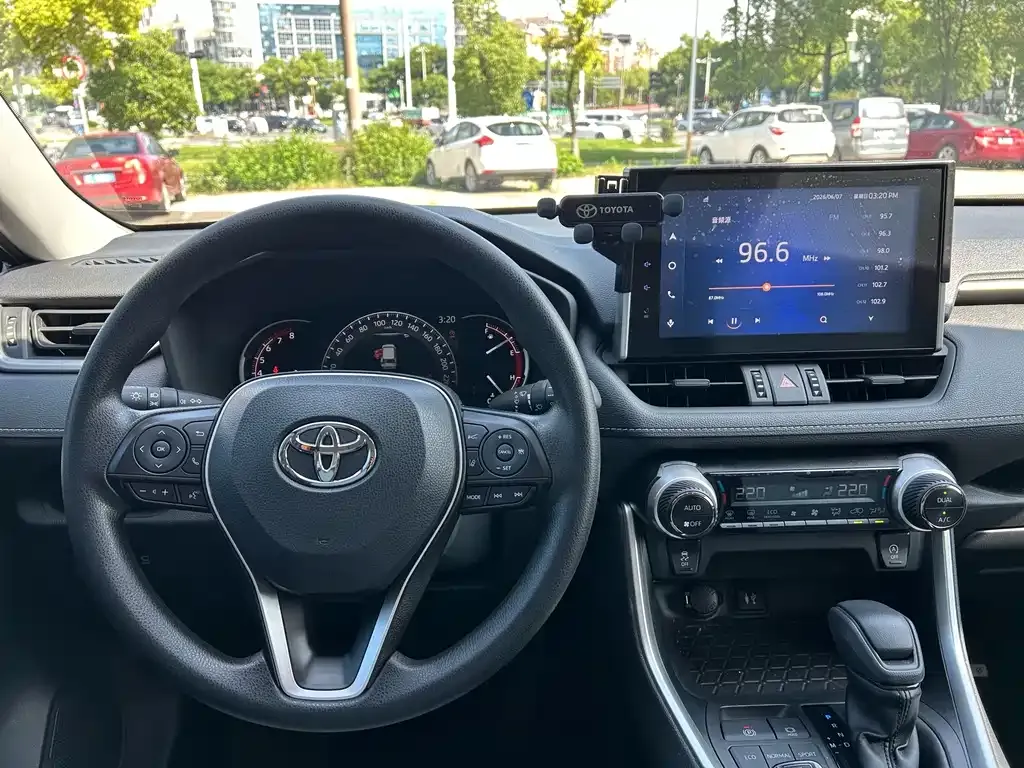 Toyota RAV4 — фото 7