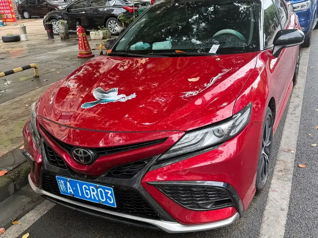 Toyota Camry — фото 1