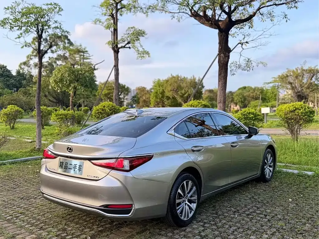 Lexus ES — фото 10