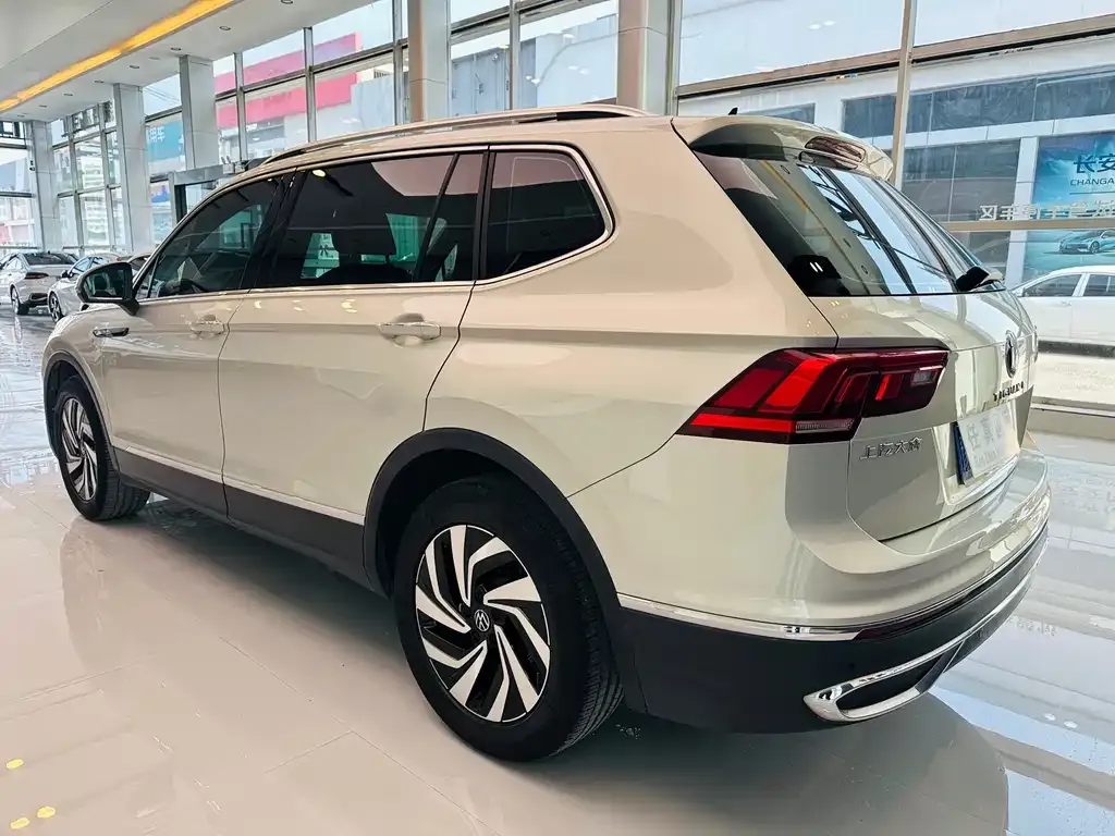 Volkswagen Tiguan L — фото 6