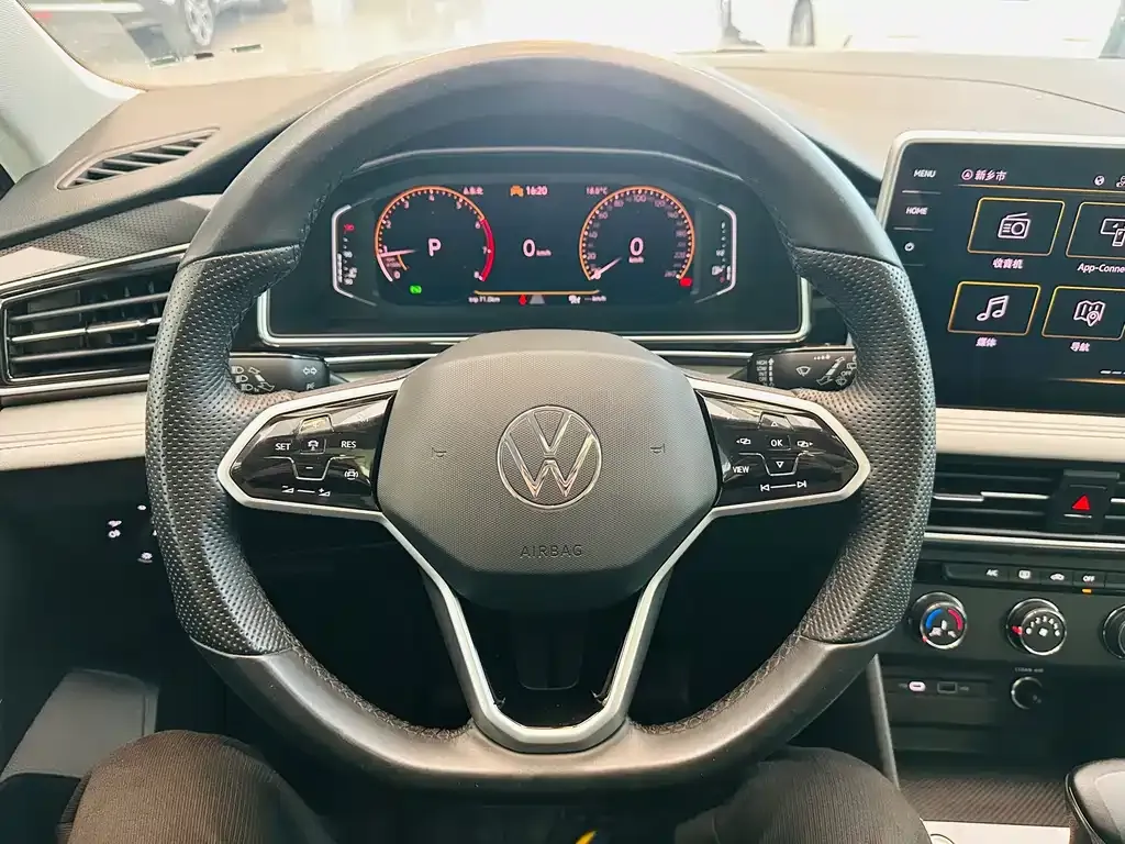 Volkswagen Tiguan L — фото 9