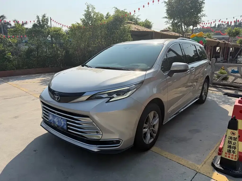 Toyota Sienna — фото 1