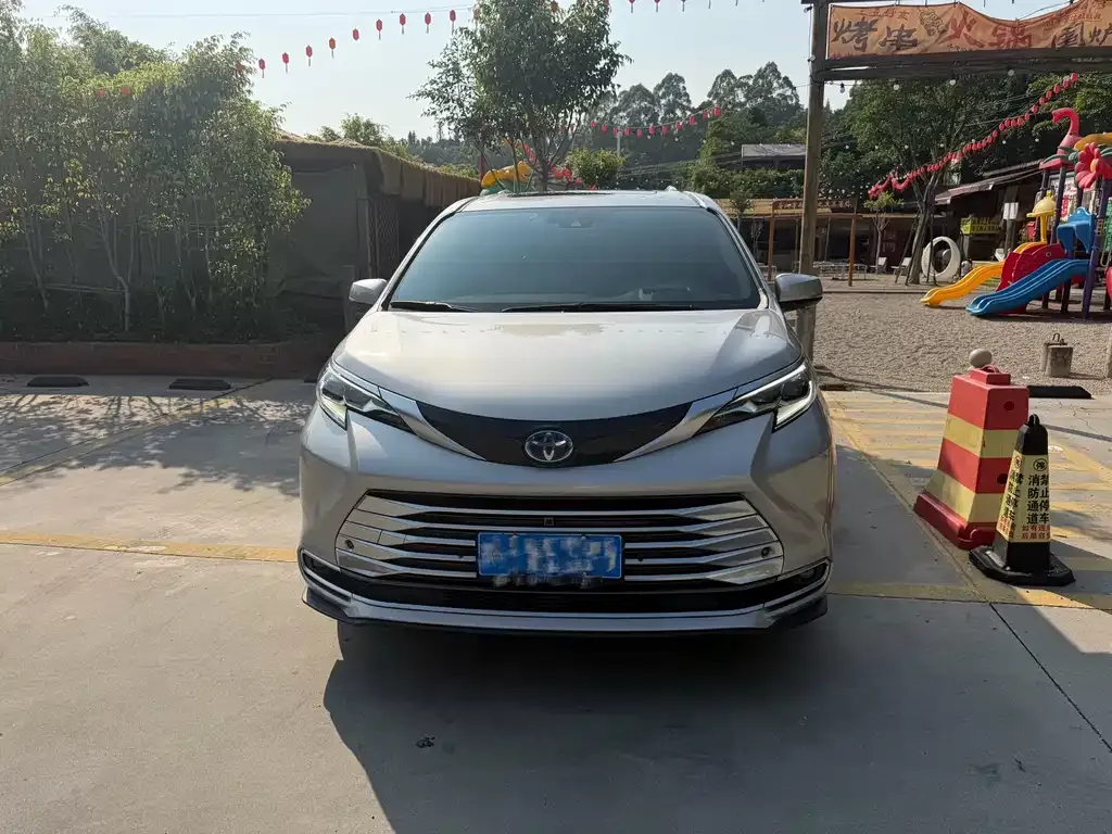Toyota Sienna — фото 2