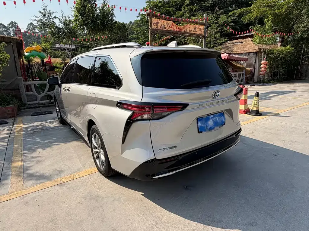 Toyota Sienna — фото 10