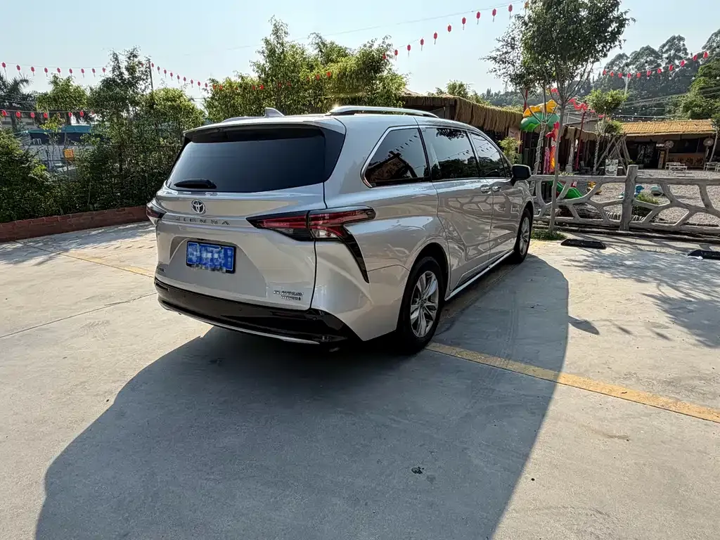 Toyota Sienna — фото 8