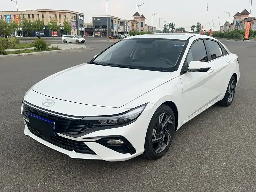 Hyundai Elantra — фото 1