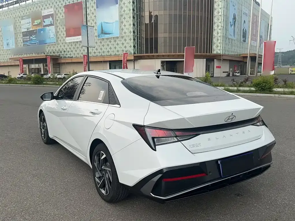 Hyundai Elantra — фото 4