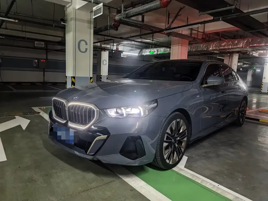 BMW 5 Series — фото 1