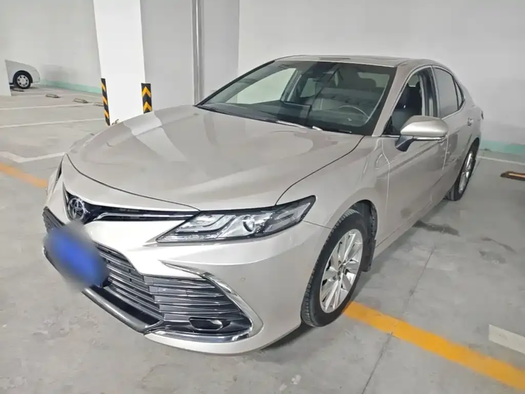 Toyota Camry — фото 1