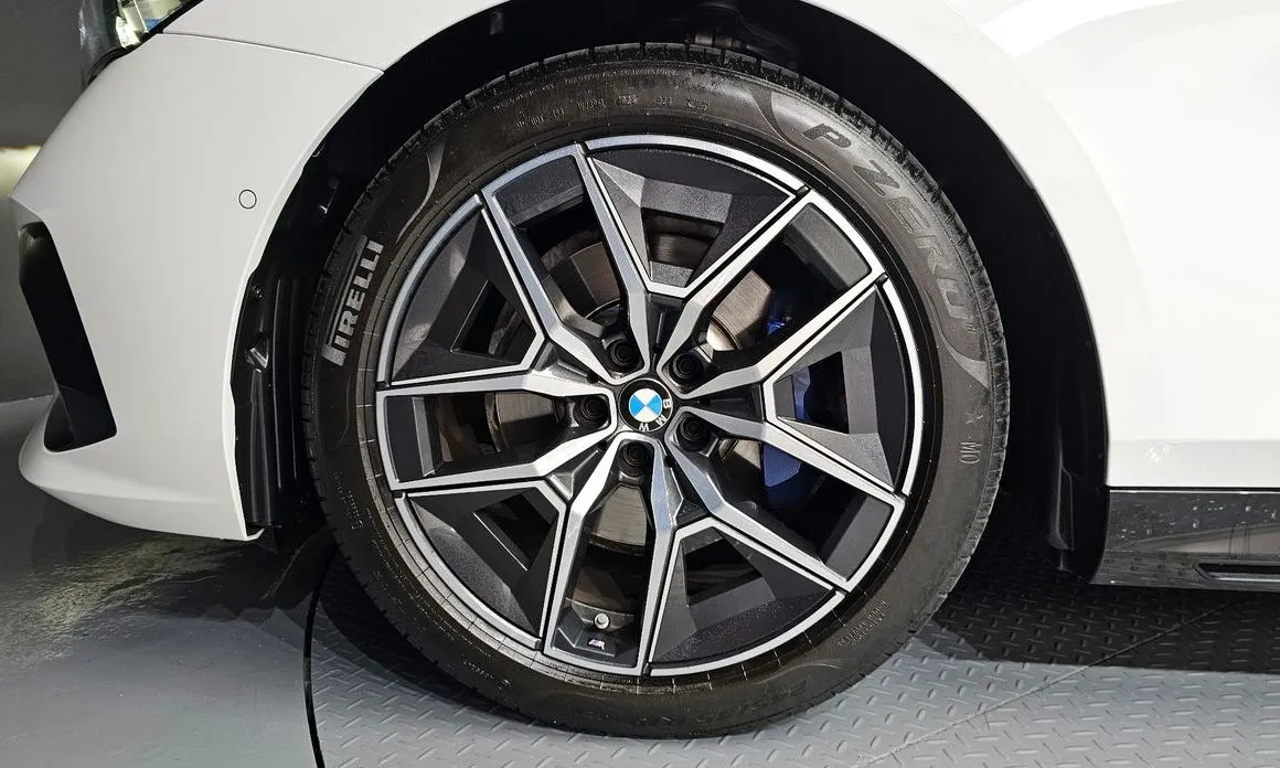 BMW 5-Series 2025 из KR, фото 10