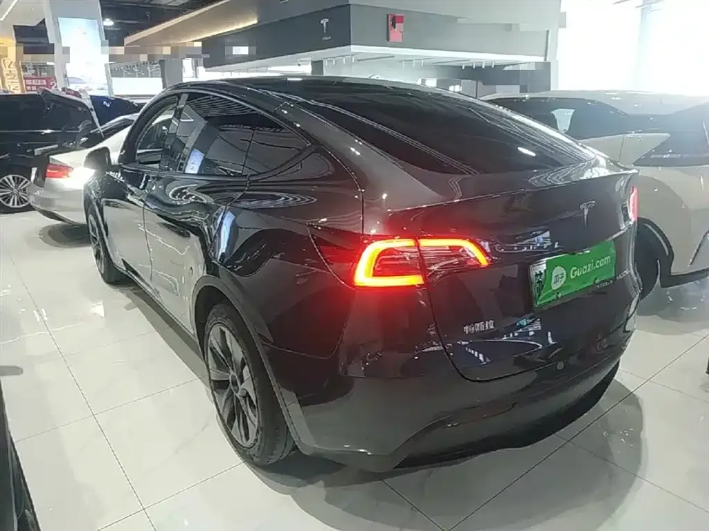 Tesla Model Y — фото 8