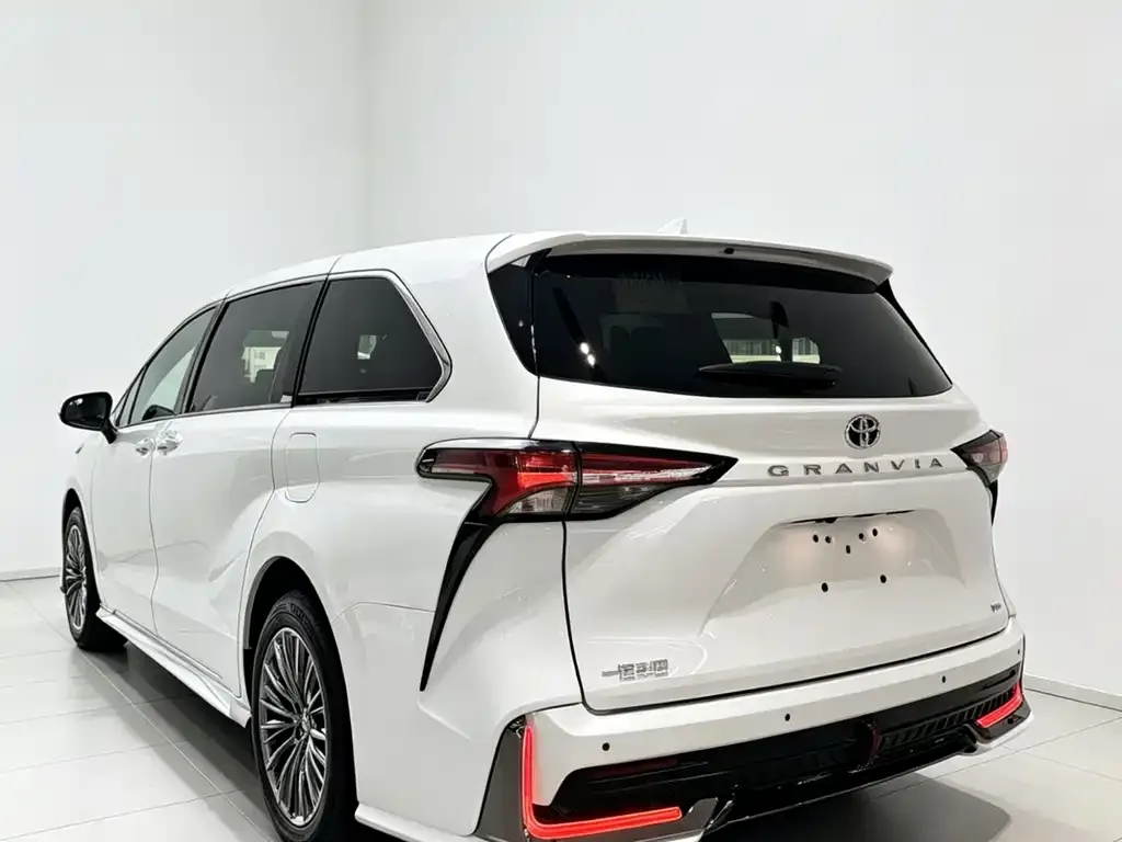 Toyota Granvia — фото 4