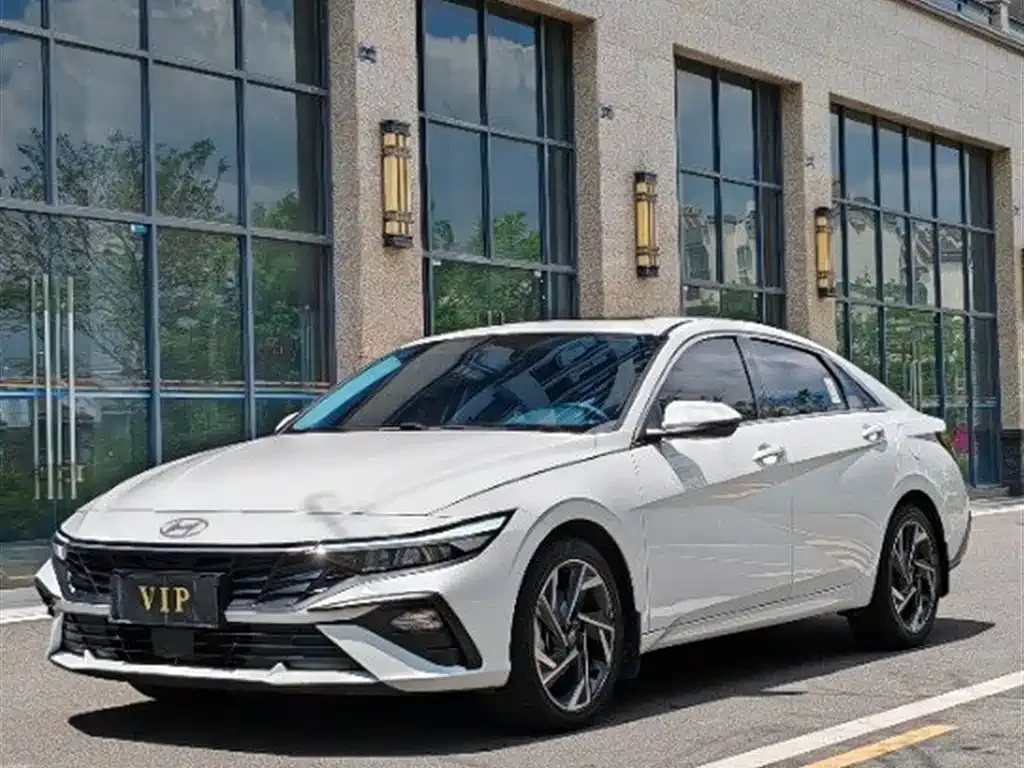 Hyundai Elantra — фото 1