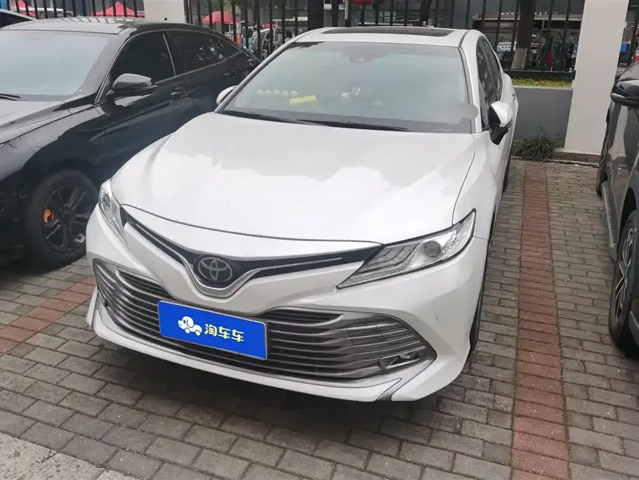 Toyota Camry — фото 1