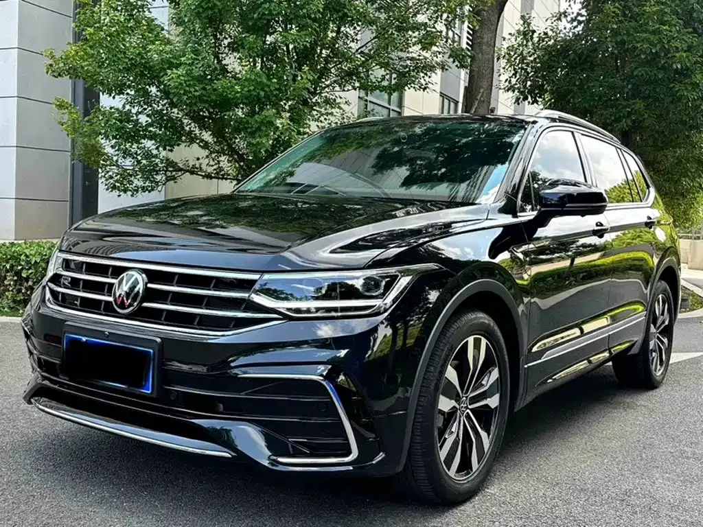 Volkswagen Tiguan L — фото 1