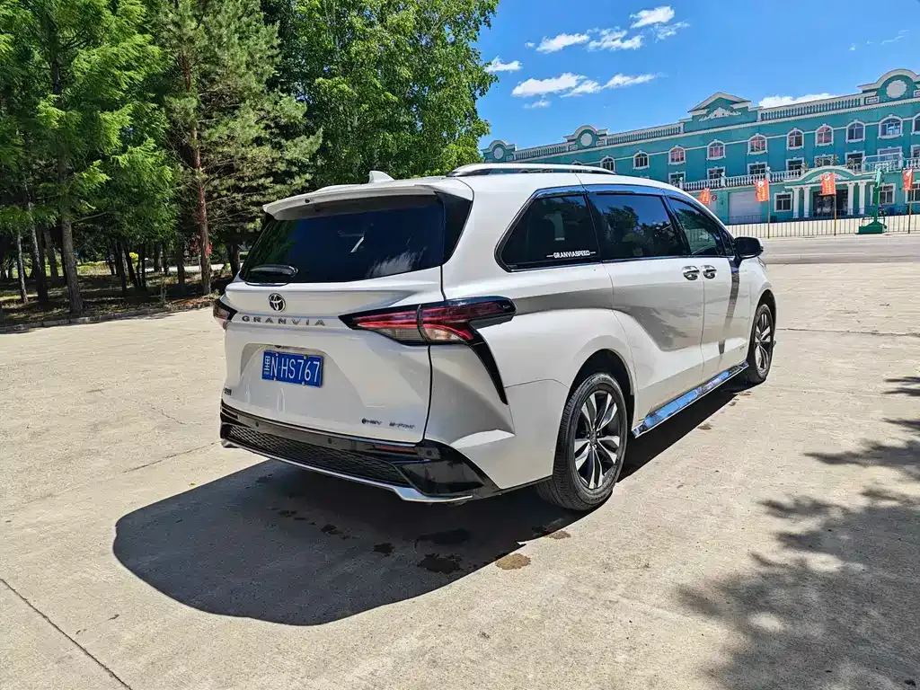 Toyota Granvia — фото 9