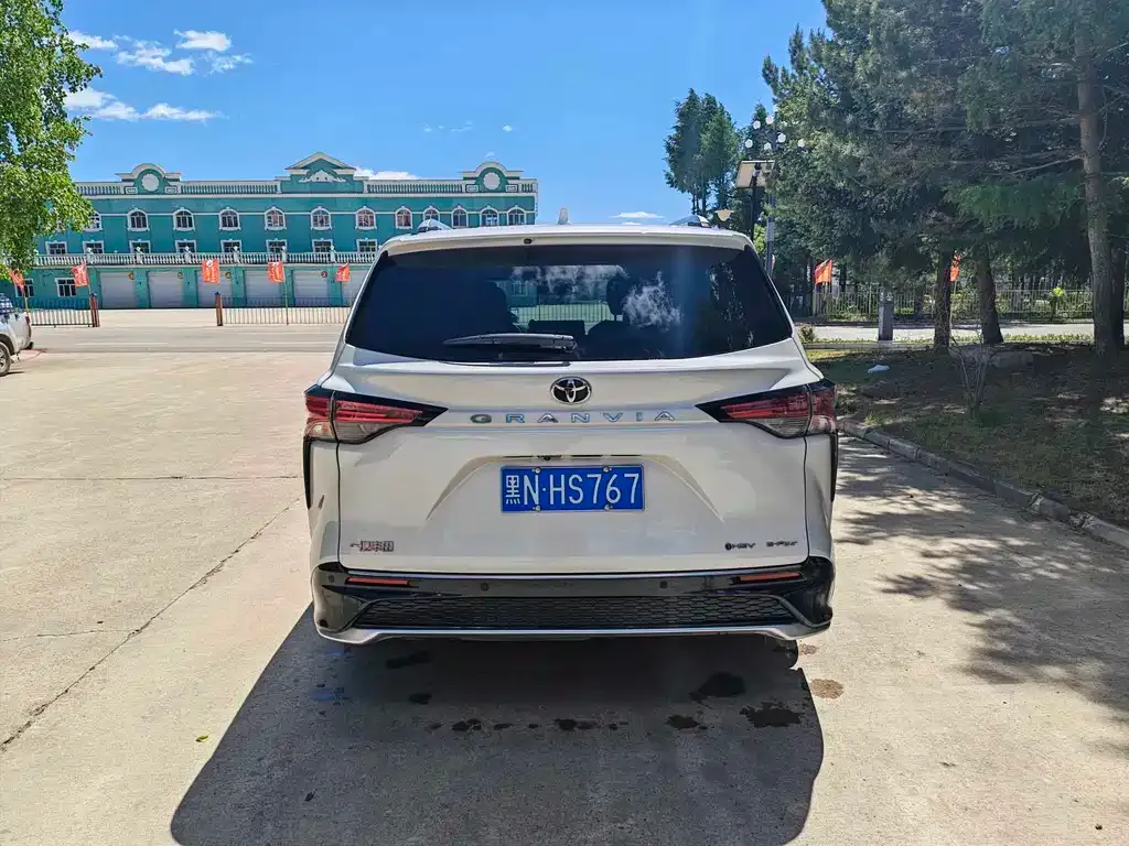 Toyota Granvia — фото 7