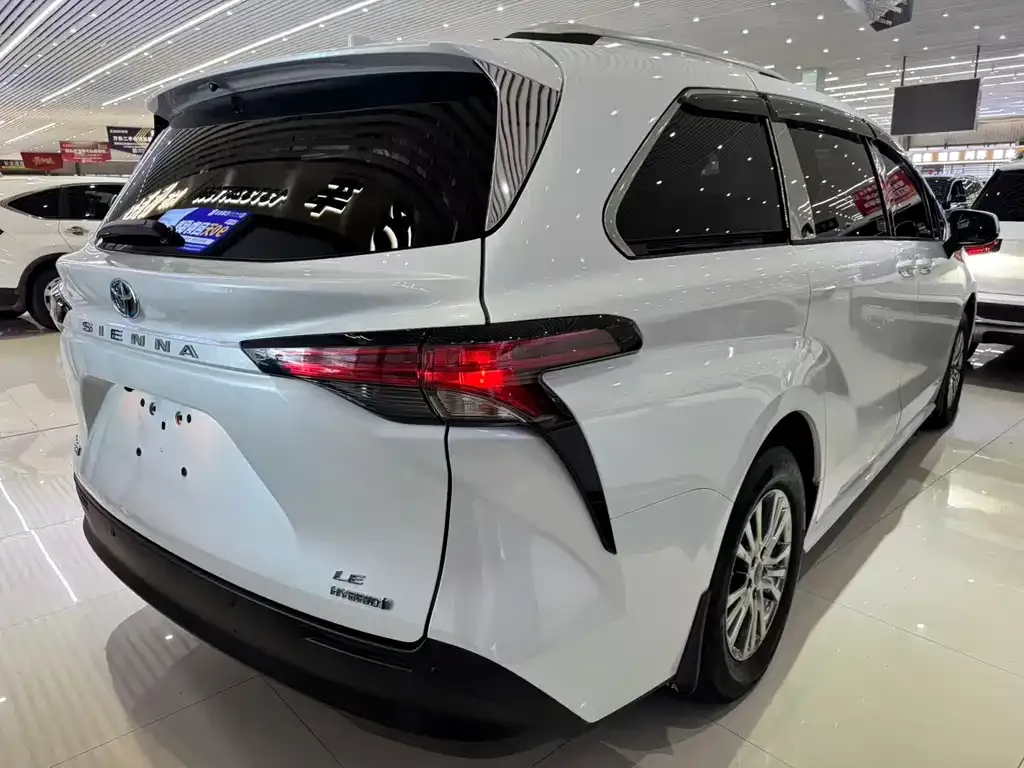 Toyota Sienna 2023 из CN, фото 2