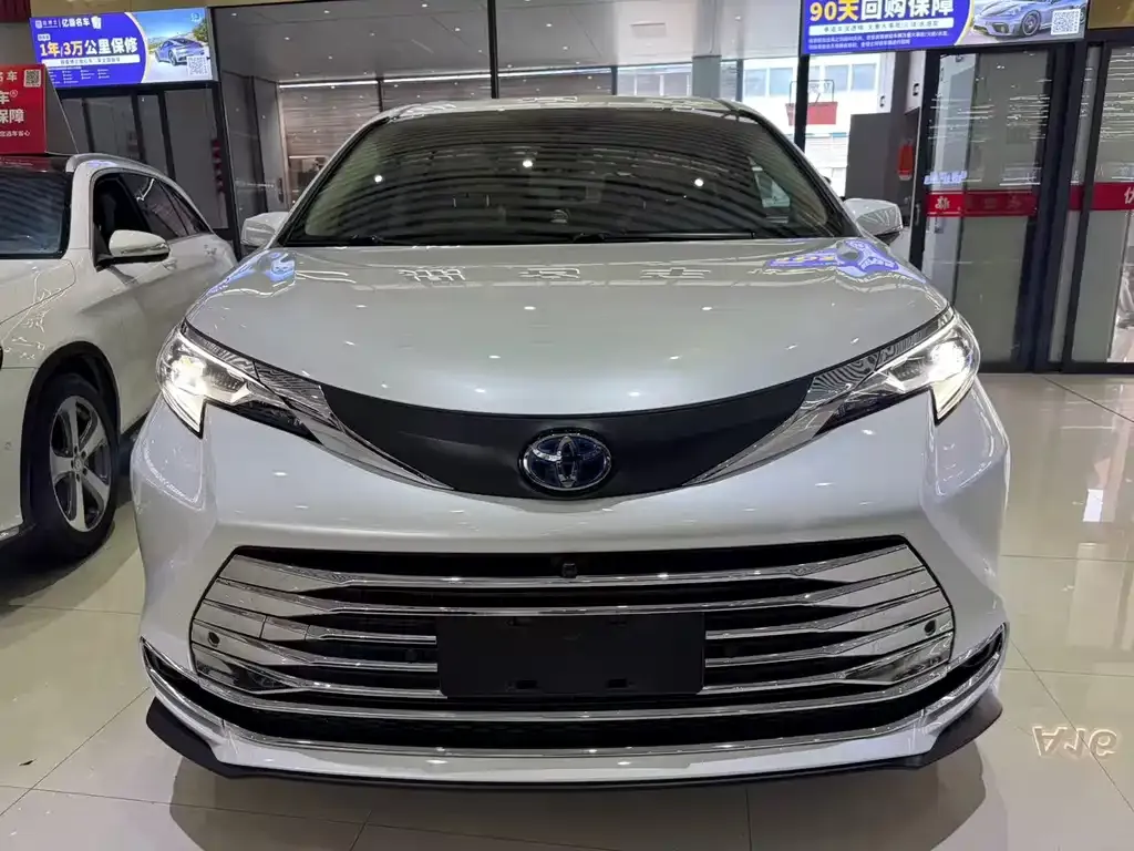 Toyota Sienna 2023 из CN, фото 4