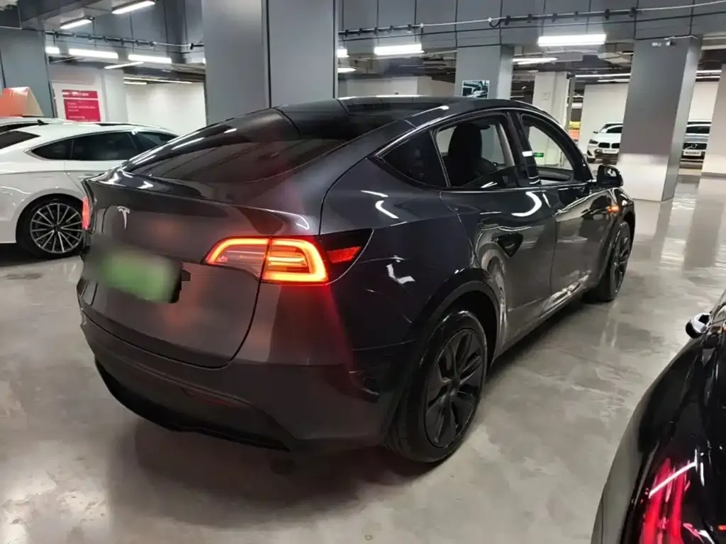 Tesla Model Y — фото 8