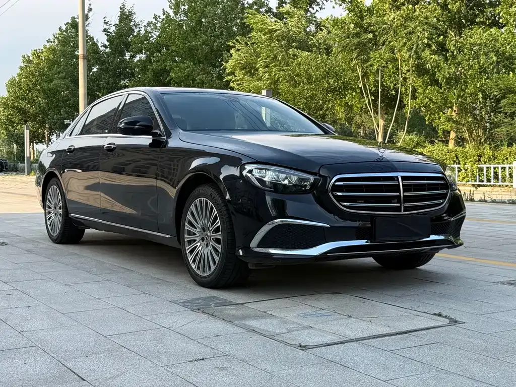 Mercedes-Benz E-Class — фото 1