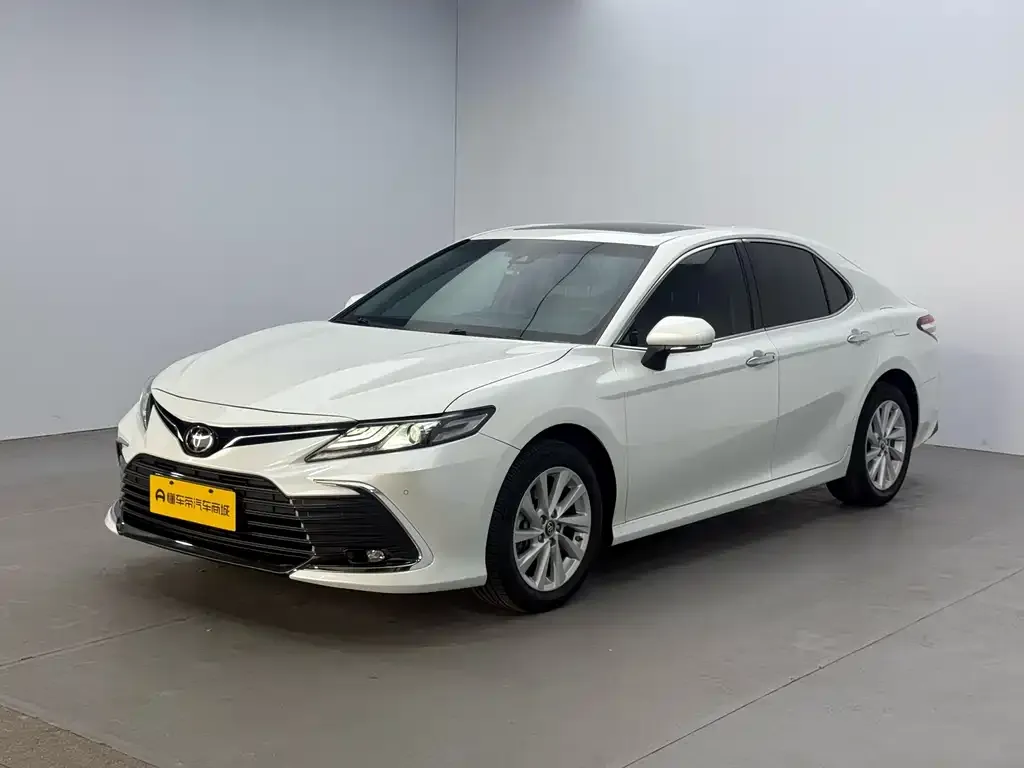 Toyota Camry — фото 1