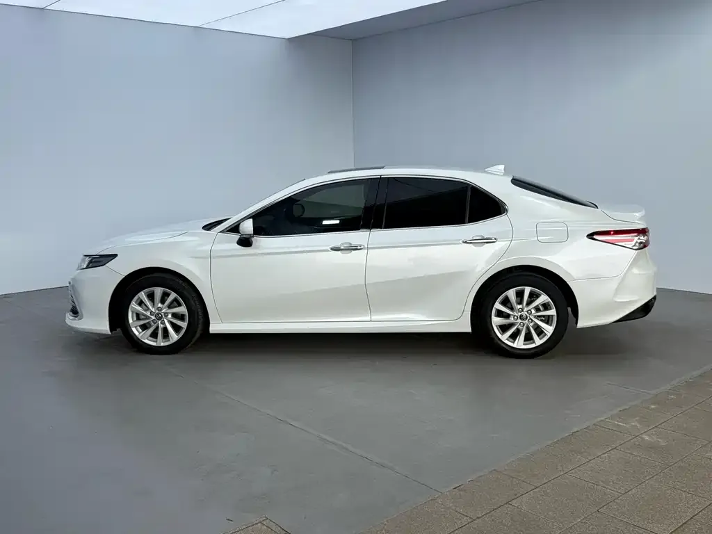Toyota Camry — фото 3