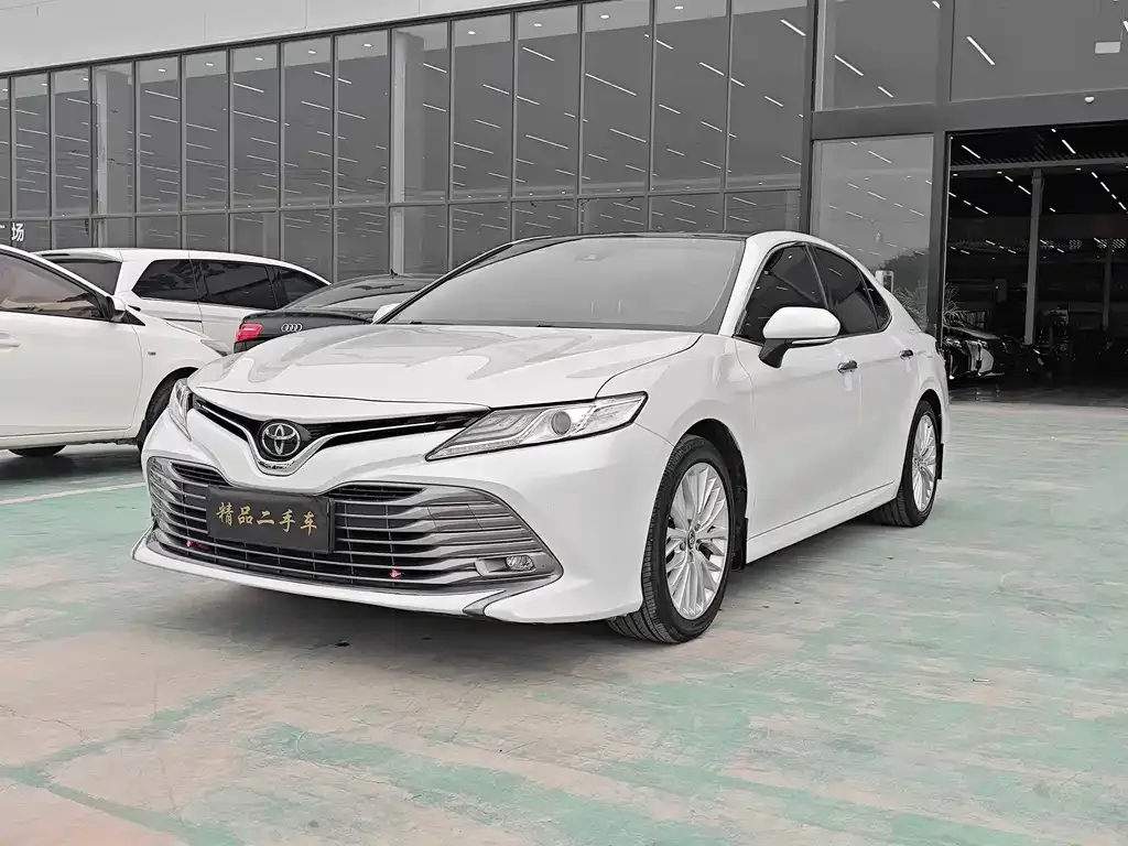 Toyota Camry — фото 1