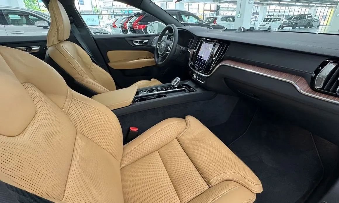 Volvo V60 2025 из KR, фото 8